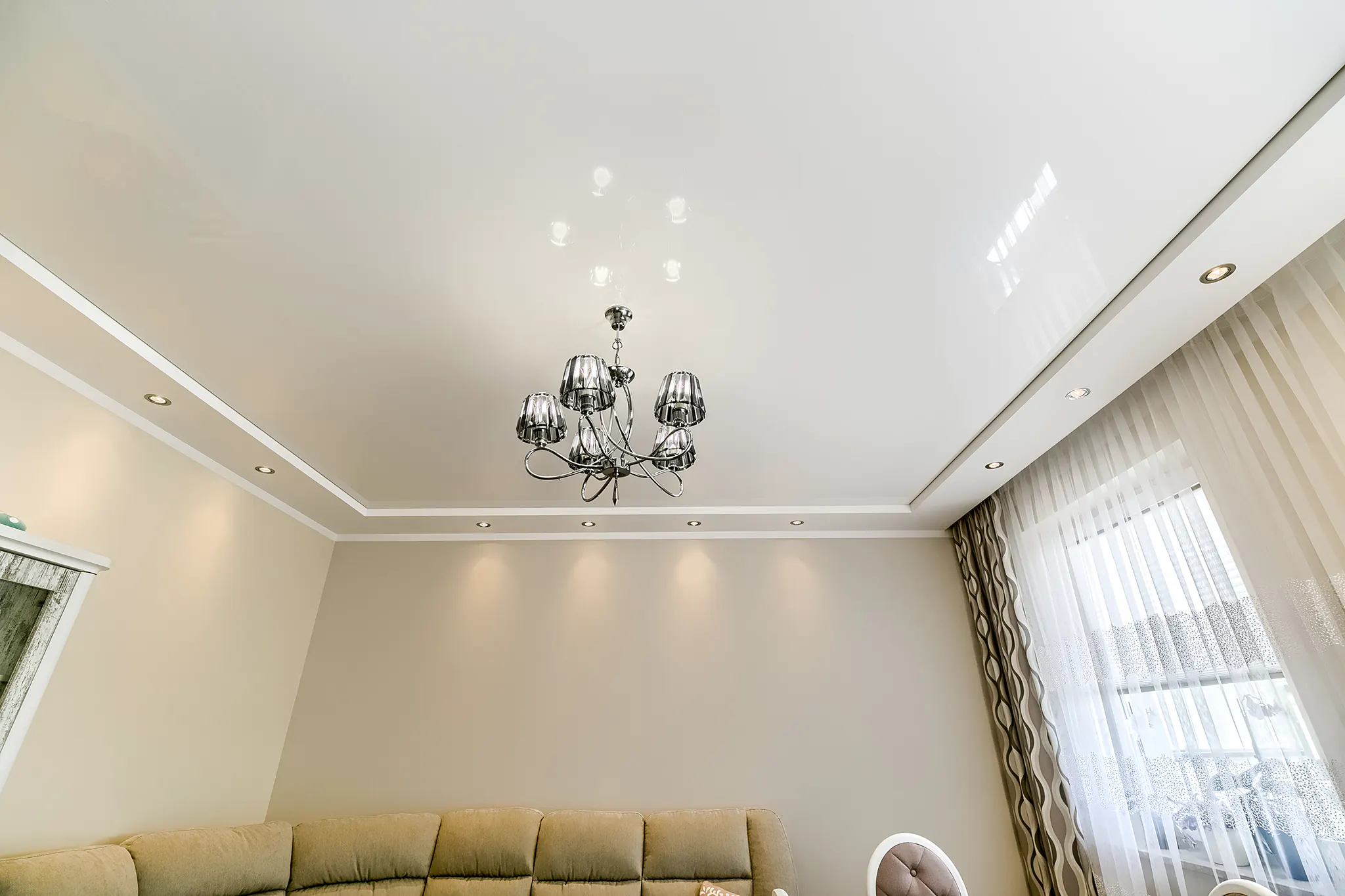 Lustro na suficie – sufit napinany lustrzany jako sposób na optyczne powiększenie małego salonu